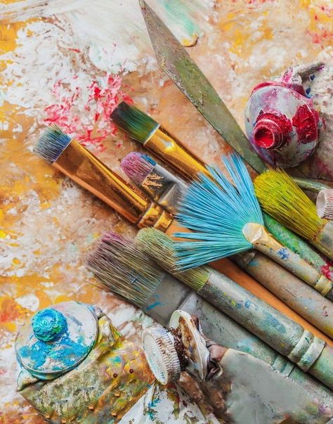 A Girl Inspired Paint Brushes Photography, Painter Photography, Best Business Ideas, Paint Photography, Sip N Paint, Art And Painting, Artist Aesthetic, Foto Art, Art Brushes