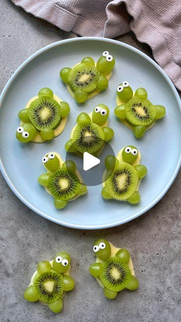 78K views · 6K likes | Sine Siemkowicz on Instagram: "White Chocolate Fruit Turtles 🐢  Head to my website (link in bio) for the instructions or type ‘foodbites white chocolate fruit turtles’.   I made these turtles back in 2017, but I knew I needed to revamp them, so they could be picked up without grapes falling all over the place😂 I hope you like the final result.  The candy eyes are linked in my Amazon Shop (head to my Amazon highlight to get there).  #foodart #fruitplatter #funfood #beautifulcuisines #creative #cutefood" Fruit Turtles, Era Istrefi Bonbon, Turtle Snacks, Era Istrefi, Candy Eyes, Protein Packed Meals, Creative Snacks, Food Shapes, Boat Food