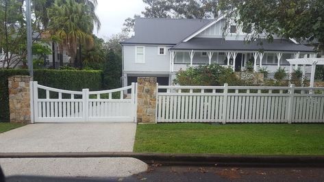 Fence Design Front Yard, Hamptons Entry, Classic Fence, Amazing Gates, Driveway Fence, Yard Gate, Garden Gate Design, Picket Fences, House Fence Design