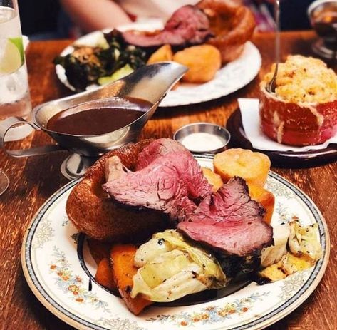 Roast Dinner Sunday, Best Roasts, Sunday Roast Beef, London Lunch, Dinner Sunday, Dinner In London, Sunday Roast Dinner, Roast Beef Dinner, Pie And Mash