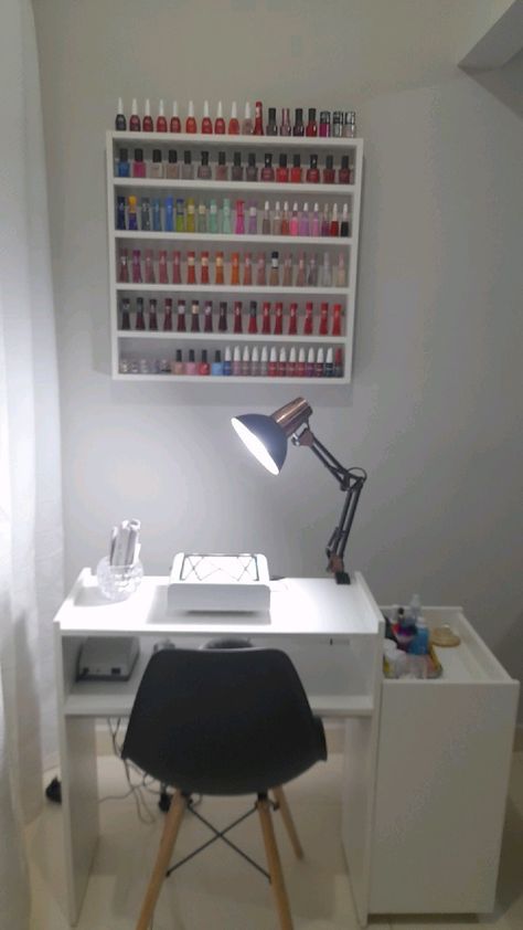 Nails Store Interior Design, Nail Table Set Up At Home, Mesa Nail Designer, Nail Studio Ideas Small Spaces, Nail Setup, Home Nail Salon Ideas Small Spaces, Saloon Decor, Nail Parlour, Nail Room Ideas