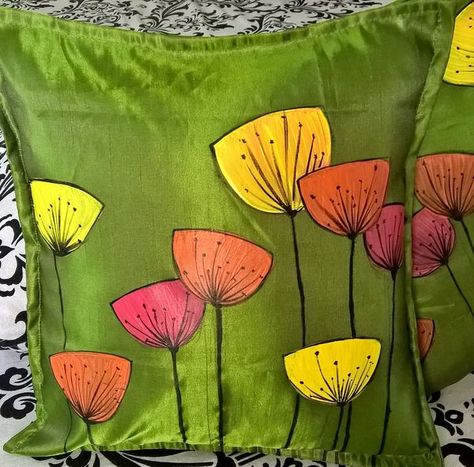 Hand Painted Pillows Ideas, Hand Painted Cushions, Fabric Painting On Pillow Cover, Pillow Cover Painting Ideas, Coushin Covers Design, Kids Clothes Storage Ideas, Hand Painted Pillow Covers, Hand Painted Cushion Covers, Painted Cushion Covers