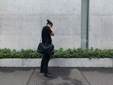 All black minimalist outfit with a review of the Pakt One. Black Minimalist Outfit, Airport Security Check, Black Duffel Bag, Minimalist Outfits, Dobby Fabric, Black Minimalist, Goruck Gr1, Color Help, Laptop Pocket