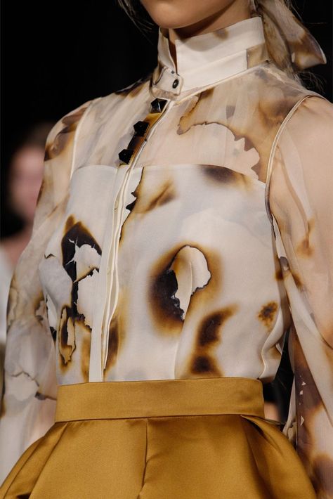 Giles fall 2012 #fashion #cigarettes #runway Burnt Paper, Detail Couture, Paper Fashion, Runway Details, Design Moda, Zuhair Murad, Textiles Fashion, Mulan, Mode Inspiration