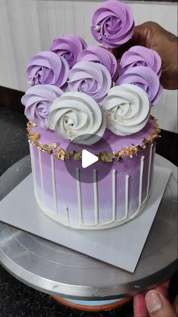 Rosettes On Cake, Blueberry Cake Decoration Ideas, Blueberry Cake Decoration, New Cake Design, Pastry Ideas, Rosette Cake, Cake Decorating Ideas, Blueberry Cake, Most Satisfying