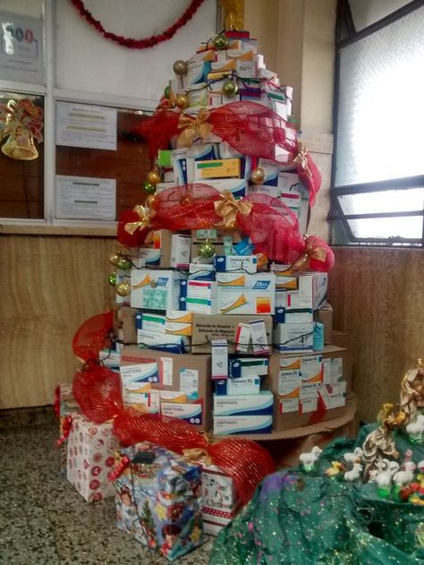 Medicaments Tree Healthcare Christmas Tree Ideas, Nursing Themed Christmas Tree, Christmas Decor Ideas For Pharmacy, Nurse Christmas Tree Ideas, Medical Theme Christmas Tree, Medical Office Christmas Tree, Healthcare Christmas Tree, Dr Office Christmas Decorations, Medical Christmas Tree