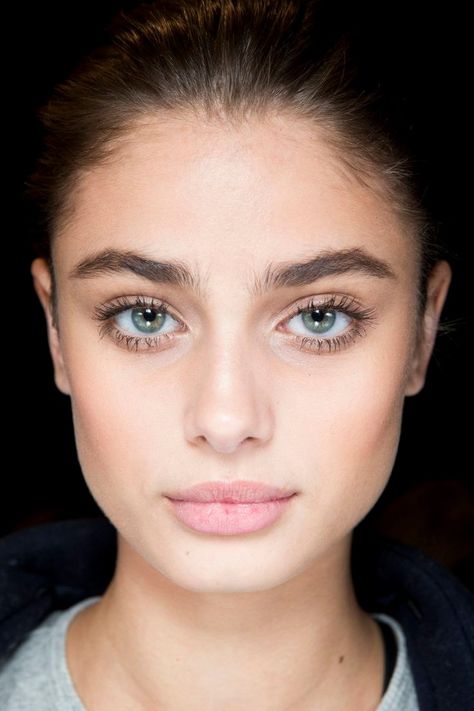 This is how to fill in your eyebrows to get them looking like It girl Taylor Hill's famously full brows.. Glitter Mascara, Wedding Makeup For Brunettes, Smoky Eyeshadow, Makeup Tip, Brunette Makeup, Taylor Marie Hill, Eyebrow Eyeshadow, 얼굴 그리기, Breakfast At Tiffany's