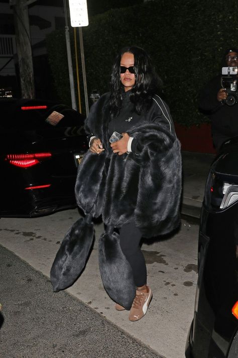 Rihanna Coat, Rihanna Attitude, Rihanna Fur, Rihanna Leather Jacket, Bedhead Hair, Dinner Attire, Rihanna Fluffy Hat, Rihanna Fur Coat, Black Tracksuit