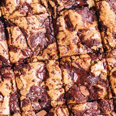 Brown Butter Brookies - BAKE WITH ZOHA Brown Butter Brookie Recipe, Brookies Recipe Cookie Brownies, Brookie Cake, Brookies Recipes, Brookie Bars, Brookies Recipe, Gooey Cookies, Double Chocolate Chip Cookies, Popular Desserts