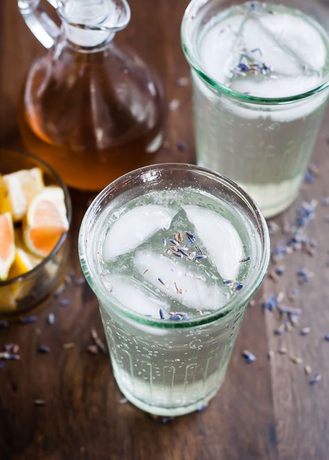 Refreshing Homemade Lavender Soda ~ All you need is a lavender simple syrup, Sparkling Mineral Water and lemon Sparkling Water Recipes, Detox Waters, Sparkling Mineral Water, Lavender Recipes, Flavored Sparkling Water, Homemade Soda, Tiki Style, Hello Glow, Soda Recipe