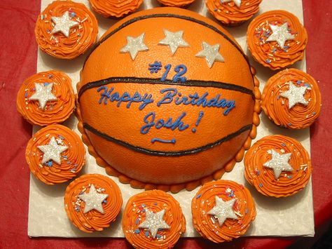 Basketball 1/2 cake with cupcakes | An_Ann-Marie_cake! | Flickr Edible Cake Images, Basketball Cakes, Ball Cupcakes, Basketball Banquet, Basketball Birthday Cake, Basketball Cupcakes, Basketball Theme Party, Basketball Birthday Parties, Basketball Cake