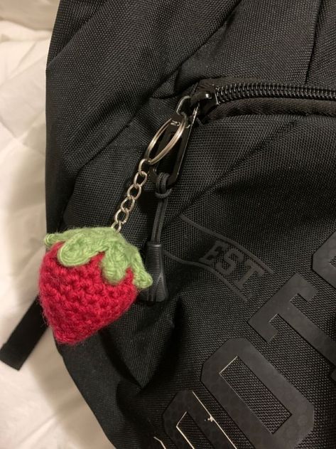 Cool Crochet Keychains, Crochet Backpack Charms, Strawberry Crochet Keychain, Crochet Ideas Keychain, Keychain Crochet Ideas, Crochet Cute Keychain, Cute Crochet Keychains, Crochet Strawberry Keychain, Crocheted Keychains