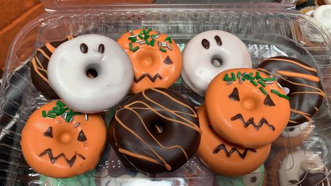 Mini donas halloween 🎃 Donut Business, Donut Decorating Ideas, Donuts Recipes, Halloween Donuts, Donut Design, Halloween Food Treats, Fake Bake, Mini Donuts, Cake Donuts