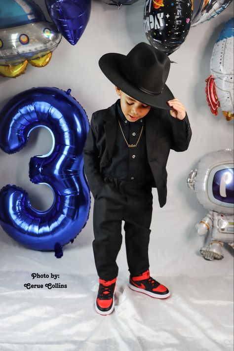 Toddler boys birthday shoots looks 🥰 Toddler Boy Photo Shoot Ideas, Birthday Photoshoot Ideas Boys, Birthday Shoots, Toddler Birthday Outfit, Toddler Boy Birthday, Notes Quotes, Kid Birthday Outfits, Boy Photoshoot, Boys Birthday Outfits