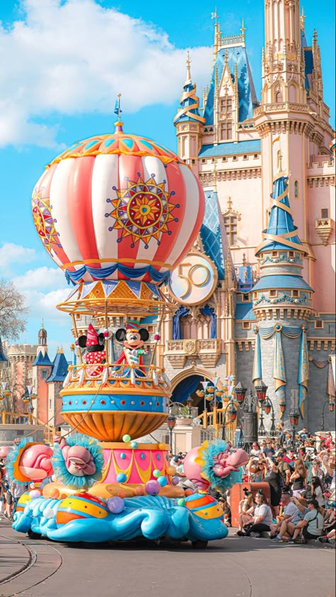 Parade Aesthetic, Magic Kingdom Aesthetic, Disney Dreamlight Amusement Park Ideas, Disney World Parade, Disneyland Hd Wallpaper, Disney World Festival Of The Arts, Fantasy Festival, Disneyland Landscape, Disneyland Parade