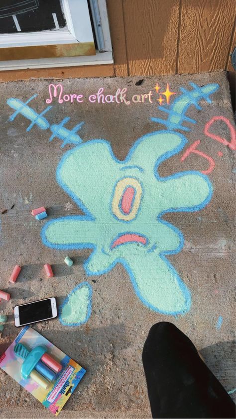 Side Wall Chalk Ideas, Cute Side Walk Chalk Ideas, Cool Easy Chalk Art, Chalk Driveway Ideas, Funny Chalk Art, Chalk Ideas Aesthetic, Calk Ideas, Chalk Bored Designs, Easy Side Walk Chalk Art