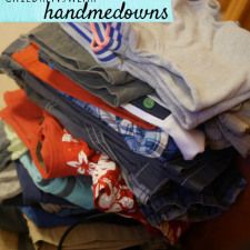 Clothing children with handmedowns or swishing Kids Clothes Organization, Disney Boutique, Be Organized, Organization Kids, Old Clothes, Disney Shirt, Refashion Clothes, Fun To Be One, Getting Organized