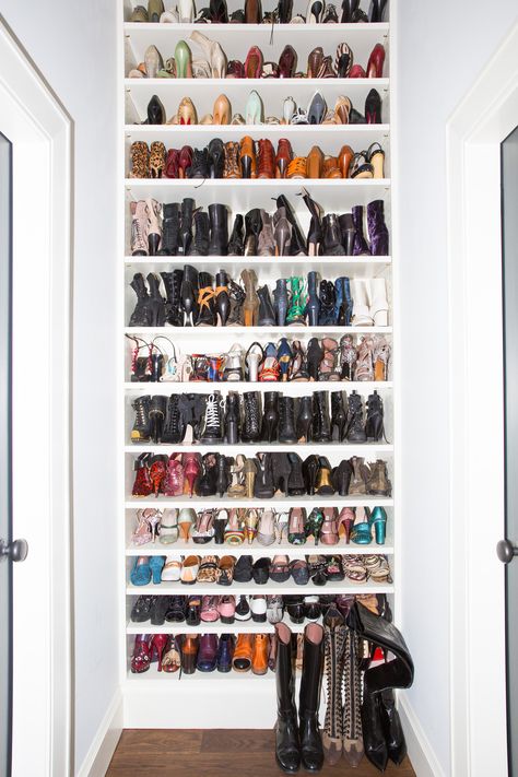 Shoe Display Ideas, Stylist Closet, Vintage Dressing Rooms, Pretty Closets, Closet Planning, New York Home, Room Organisation, Christian Louboutin Sandals, Wardrobe Organisation