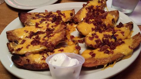 Make Your Own Texas Roadhouse Tater Skins, and Bon Apetit Y’all! Tater Skins, Baking Potatoes, Restaurant Copycat Recipes, Healthy Superbowl Snacks, Restaurant Copycat, Potato Skin, Road House, Copykat Recipes, Texas Roadhouse