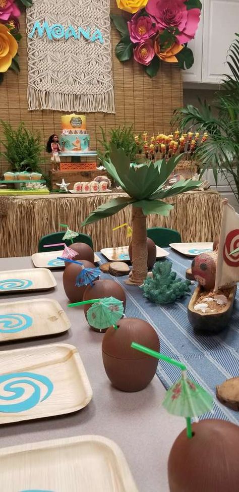 Moana Picnic Party, Moana Birthday Decorations Diy, Moana Party Centerpieces, Moana Table Set Up, Moana Birthday Table Decor, Moana Luau Birthday Party, Moana And Maui Birthday Party Ideas, Moana 5th Birthday Party Ideas, Moana Birthday Party Centerpieces