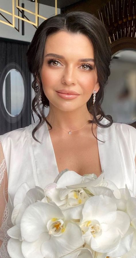 Soft Wedding Makeup For Hooded Eyes, Wedding Makeup For Green Eyes Brunette, Bridal Makeup Without Eyeliner, Bridal Makeup For Almond Eyes, Soft Feminine Bridal Makeup, Soft Bridal Makeup Hazel Eyes, Neutral Makeup Brown Eyes, Natural Glam Wedding Makeup Fair Skin, Bridal Make Up Green Eyes Brown Hair