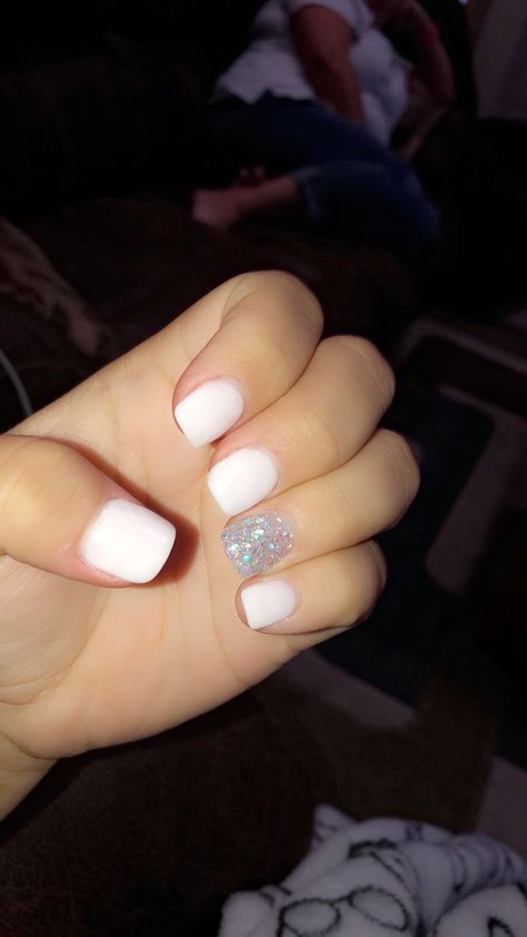 Cute White Nails Short Gel, White Nails With Accent Nail Ring Finger, White Fingernail Polish Ideas, Short White Dip Nails, Pink Sparkle Nails, Adult Prom, Nail Dipping Powder Colors, Nails 23, White Gel Nails