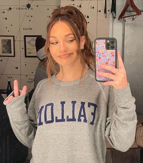 maddie ziegler Dance Moms Clips, Dance Moms Maddie, Maddie Z, Dance Moms Pictures, Maddie And Mackenzie, Lily Chee, Mom Photos, Mackenzie Ziegler, Curly Hair Styles Easy