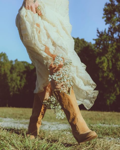 As Summer fades, Fall whispers. “Vintage dream” . . Client @gabriellejesse_ Using @canonusa R8 @lightroom @adobecreativecloud Flowers @krogerco . . . #nashvillephotographer #photography #photoshoot #photoedit #naturephotography #portraitphotography #portraitpage #canonphotographer #canonphoto #kroger #lightroom #nashvilletn #nashvillecreative #albumcover #albumphotoshoot Boot Photoshoot, Fall Whispers, Vintage Photoshoot, Dream Client, Album Covers, Photo Album, Lightroom, Portrait Photography, Photo Editing