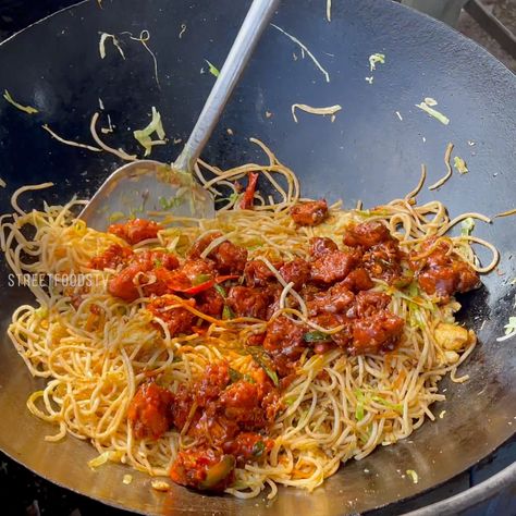 Street Food - Chicken Manchurian Noodles 😋👌 Noodles Manchurian, Chicken Reman Noodles Recipes, Chicken Hakka Noodles Recipes, La Mian Noodle Recipe, Chicken Hokkien Noodles, Meat Chickens, Japchae, Street Food, Noodles