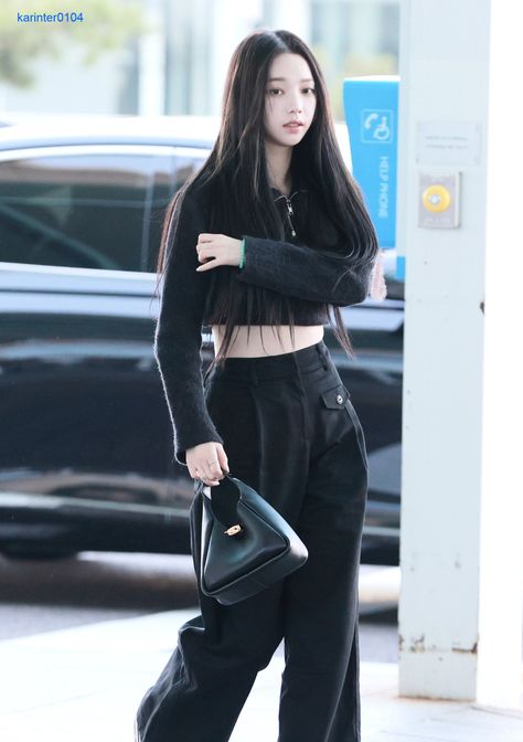 Aespa Givenchy, Karina Outfit, Outfits Idols, Super Power Girl, Airport Fashion Kpop, Karina Style, Mode Ulzzang, Tokyo Fashion, Airport Fashion