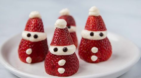 Santa Hat Strawberries, Santa Banana Strawberry, Strawberry Chocolate Christmas, Santa Strawberries, Santa Hat Strawberry, Strawberries With Whipped Cream, Santa Recipes, Strawberry Santas, Christmas Desserts Easy