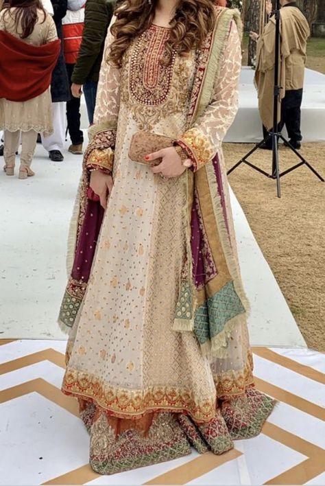 Pishwas Pakistani, Pakistani Formal Wear, Pakistani Formal Dresses, Asian Bridal Dresses, Bridal Dresses Pakistan, Pakistani Wedding Outfits, Desi Outfits, Pakistani Fashion Party Wear, Pakistani Fancy Dresses