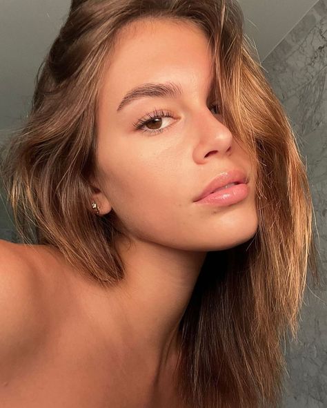 YSL Beauty Official on Instagram: “Want in on @kaiagerber's summer-glow? Stay tuned for her summer beauty favourites on reels. #yslbeauty #kaiagerber #summerlook” Kaia Jordan Gerber, Kaia Gerber Style, Gigi Hadid Outfits, American Model, Ysl Beauty, Model Inspo, Model Aesthetic, Kaia Gerber, Summer Glow