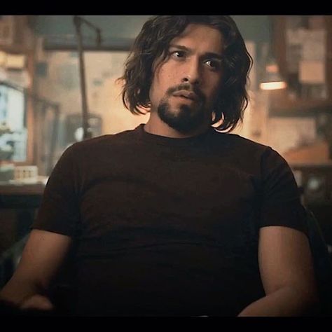 Diego Hargreeves Long Hair, Diego From Umbrella Academy, Diego Umbrella Academy, Tua Characters, The Umbrella Academy Diego, Diego Hargreeves Icons, Umbrella Academy Characters, Diego Hargreaves, Umbrella Academy Diego