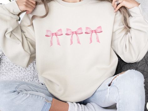 Coquette Clothes, Soft Girl Era, Coquette Outfit, Cute Coquette, Aesthetic Gift, Sweatshirt Cute, Comfy Sweatshirt, Soft Girl, Pink Bow