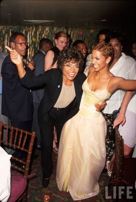 Eartha Kitt & Halle Berry at party for HBO's "Dorothy Dandridge". Aug 3rd 1999 Halle Berry Young, Whitney Houston Young, Dorothy Dandridge, Eartha Kitt, Black Actresses, Intelligent Women, Vintage Black Glamour, Old Hollywood Stars, Halle Berry