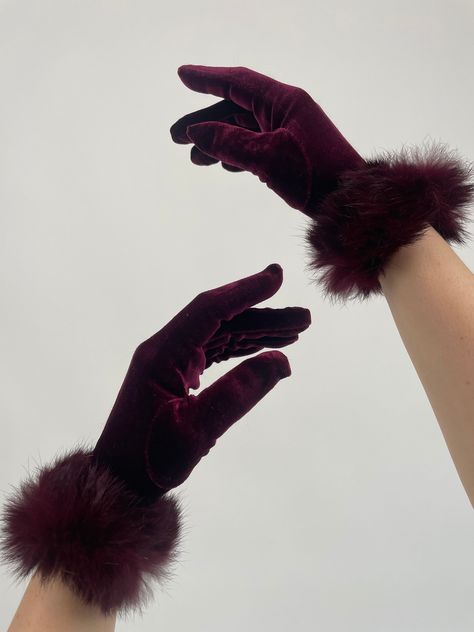 vintage 90s red velvet fur gloves size S 90er Jahre Retro Handschuhe Fell Samt rot von kitshvintage auf Etsy Y2k Boots, Fur Gloves, Red Fur, Vintage Gloves, 90s Retro, Style Expert, Small Hands, The 90s, Mitten Gloves