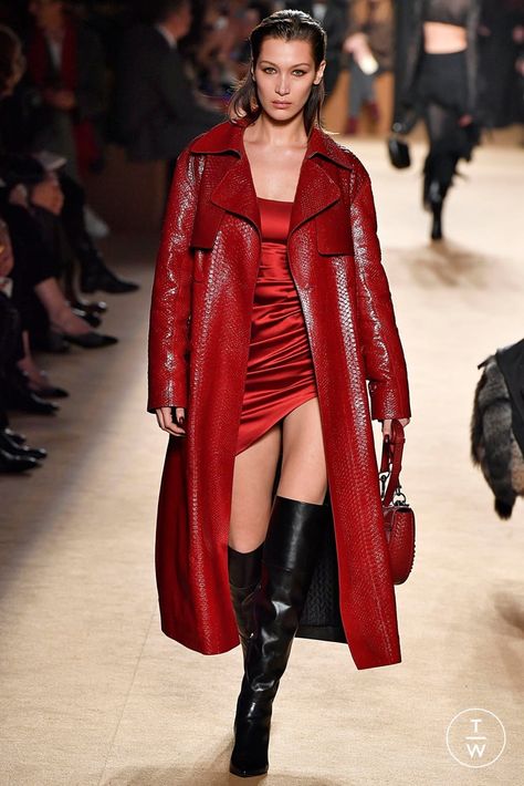 RED | Roberto Cavalli - Fall/Winter 2018 - Look 59 Paul Wagner, Red Outfits, Runway Fashion Couture, Stylish Hijab, Runway Outfits, Hijab Outfits, Red Style, Looks Chic, Fashion 2018