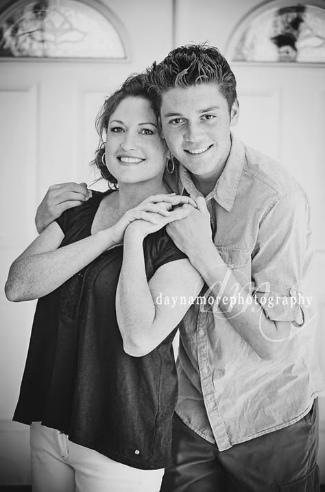 Mother Grown Son Photos, Mom And Grown Son Photo Ideas, Mom With Older Sons Photography, Teenage Son And Mom Pictures, Mother And Adult Son Photoshoot, Mother Teen Son Portraits, Mother Teenage Son Photoshoot, Mom And Son Senior Pictures Photo Ideas, Mom Teenage Son Photoshoot