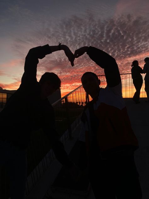 cute aesthetic sunset heart photo pink skies making a heart with arms posed photo idea for friends Sunset Pictures With Friends Field, Friends Sunset Aesthetic, Heart Sunset Aesthetic, Bff Sunset Pictures, Friends Watching The Sunset, Fall Bucket List, Photo Heart, Sunset Pictures, Pink Sky