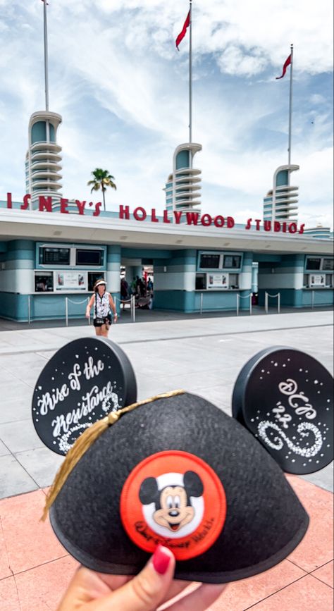 Disney Hollywood Studios Photo Ideas, Disney Cast Member Aesthetic, Hollywood Studios Photo Ideas, Disney College Program Traditions Outfit, Disney College Program Pictures, Disney Collage Program, Disney College Program Aesthetic, Disney's Hollywood Studios, Disney College Program Graduation Cap