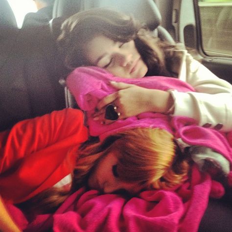 Bella and Zendaya - Nap time Bella Thorne And Zendaya, Up Cast, Victorious Cast, Bella Throne, 2010s Aesthetic, Old Disney Channel, Disney Cast, Zendaya Coleman, Bella Thorne