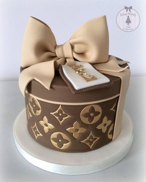 Torturi Baby Shower, Chanel Birthday Cake, Louis Vuitton Cake, Chanel Cake, 14th Birthday Cakes, Elegant Birthday Cakes, 16 Birthday Cake, Custom Birthday Cakes, Creative Cake Decorating