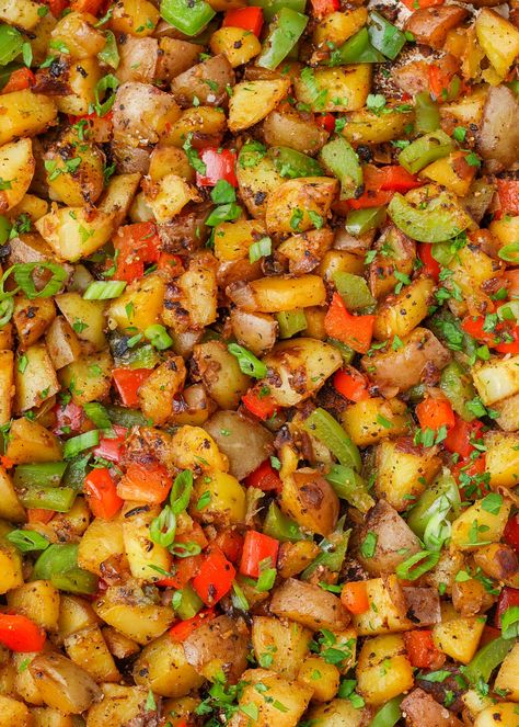 Skillet Potatoes with Peppers and Onions Breakfast Potatoes Skillet, Potato Breakfast Recipes, Red Potato Recipes, Sauteed Potatoes, Perfect Baked Potato, Potatoes In Oven, Frozen Potatoes, Skillet Potatoes, Cheese Pancakes