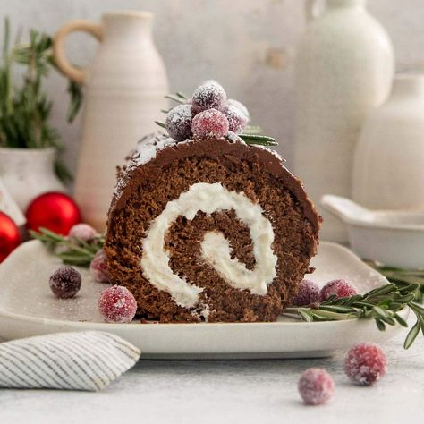 Soft chocolate sponge cake, tangy vanilla whipped cream, and rich espresso chocolate ganache! This holiday dessert is a total SHOW-STOPPER! Gluten Free Yule Log, Pumpkin Spice Pecans, Chocolate Yule Log, Yule Log Cake, Gluten Free Gingerbread, Gluten Free Holiday, Chocolate Sponge Cake, Log Cake, Spiced Pecans