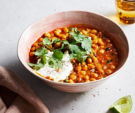 A comfort bowl that's ready in minutes. Curry Recipes Vegetarian, Chickpea Coconut Curry, Delicious Indian Food, Vegetarian Curry, Cauliflower Curry, Bbc Good Food, Chickpea Curry, Masala Recipe, God Mat