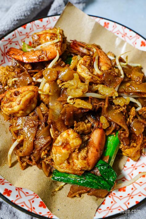 Char Kway Teow | Singapore Fried Rice Noodles - Nomadette Char Kway Teow Recipe Singapore, Kway Teow Recipe Stir Fry, Fried Kway Teow Recipe, Singapore Fried Noodles, Singapore Food Recipes, Malaysian Drinks, Char Kway Teow Recipe, Asian Brunch, Singaporean Recipes