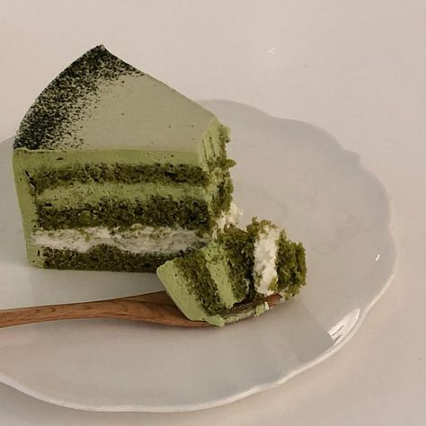 Matcha Cake, Sweet 16 Cakes, Green Cake, Cake Slice, Greens Recipe, Pretty Cakes, Green Aesthetic, Pretty Food, Bon Appetit