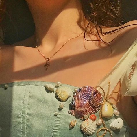 Sea Shell Corset, Mermaid Look Outfit, Seashell Corset, Shell Corset, Freshwater Mermaid, Shell Outfit, Carnaval Aesthetic, Mermaid Shell Top, Corset Diy