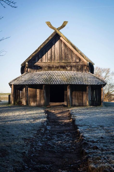 Viking Hall, Mead Hall, Vikings Art, Norse Culture, Viking Aesthetic, Nordic Architecture, Arte Viking, Viking House, Viking Village